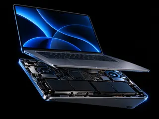 MacBook aberto com seus componentes internos visíveis